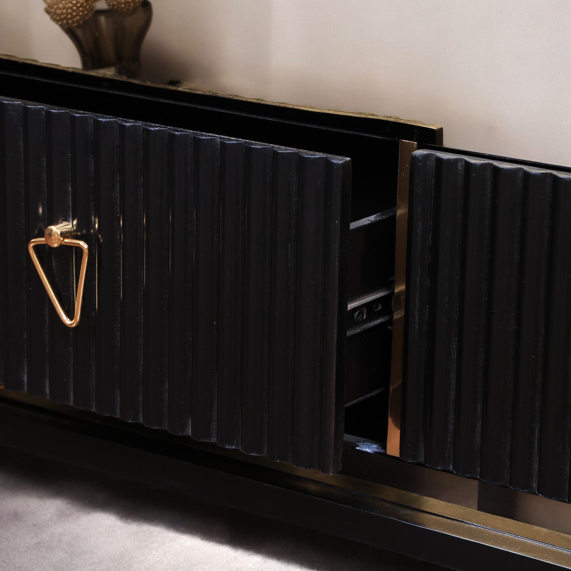 ترابيزة تليفزيون 167